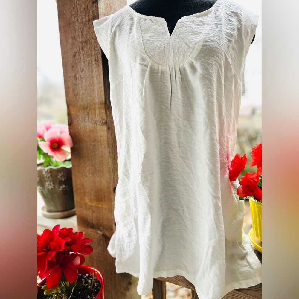 Ecco White Sleeveless Pullover Split Neck Tunic Top NWT Size L